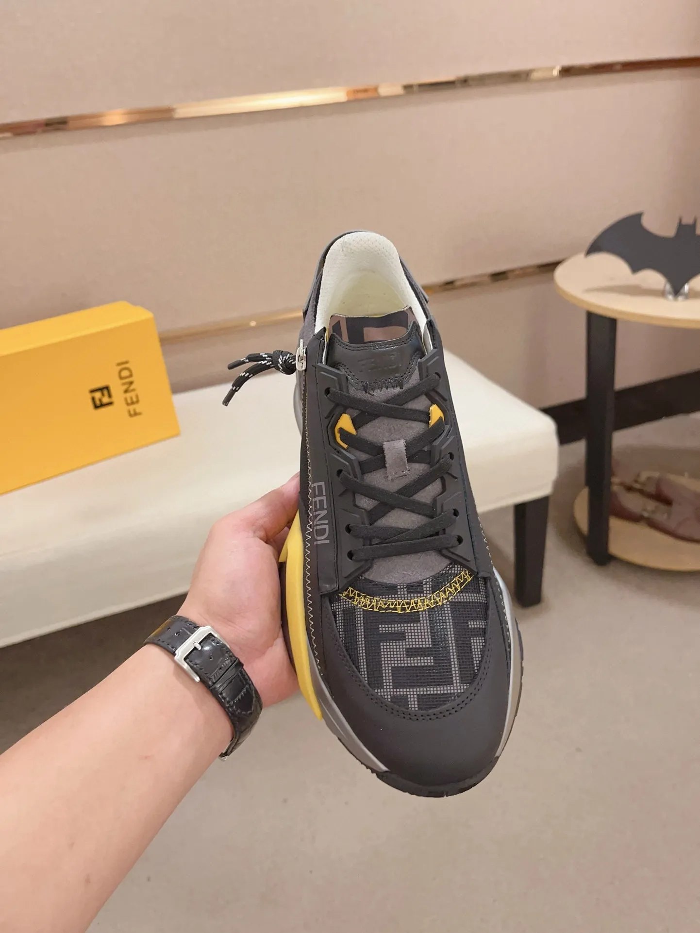 Men's shoes💰: 540💰(Higher version) [Fendi] Fendi's latest casual shoes for men! Available at counters simultaneously! A one-to-one replica of the original. Made entirely of imported top-grain calfskin, the interior is made of top-grain water-dyed cowhide, and the original factory-supplied rubber outsole. Leading new fashion concepts. Matching code: 38-44. 45 can be customized and non-returnable!